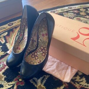 Boutique 58 Women Black Leather Pumps